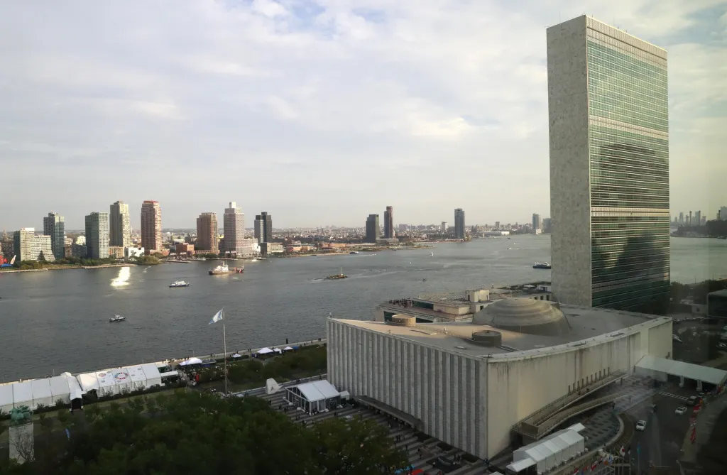Celkový pohled na hlavní budovu OSN a východní břeh Manhattanu