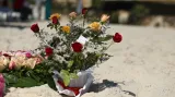 Turisté i místní přinášejí květiny na místo útoku