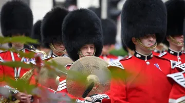 Členové vojenské kapely se účastní vyhlášení britského krále Karla III. na Královské burze v londýnském City