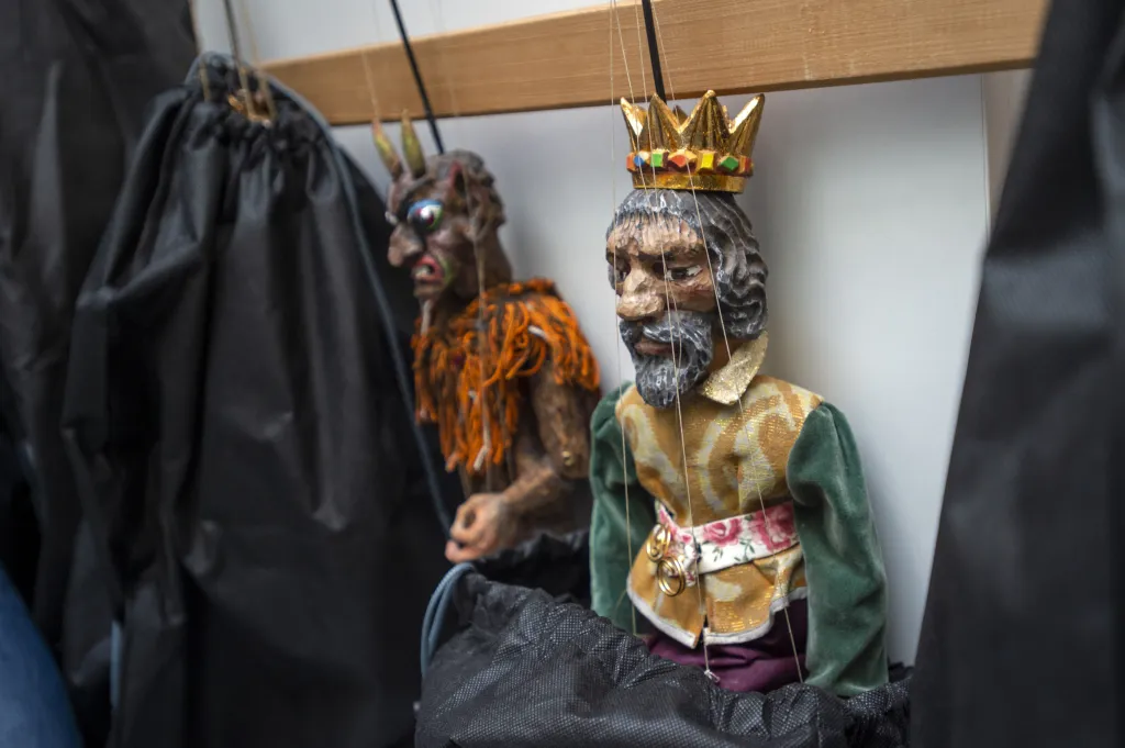 Nakonec padla volba na loutky, které patří k „rodinnému stříbru“ a jsou zapsané na seznam nemateriálního kulturního dědictví lidstva UNESCO, uvedla projektová manažerka Českých center Anna Hrabáčková