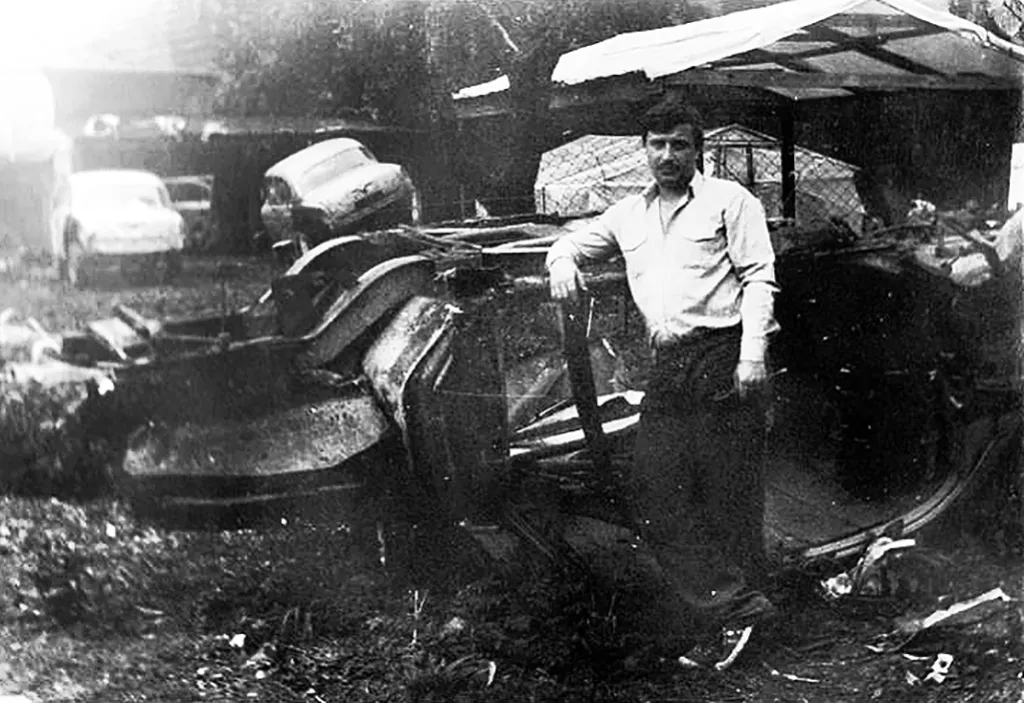 Jiní zase na zahradě montovali ze starých žigulíků fungující auta, která pak prodávali doma v Rusku. Jako například Voloďa, který bydlel v domku, do něhož se po odsunu sovětských vojsk nastěhoval kronikář Machala.