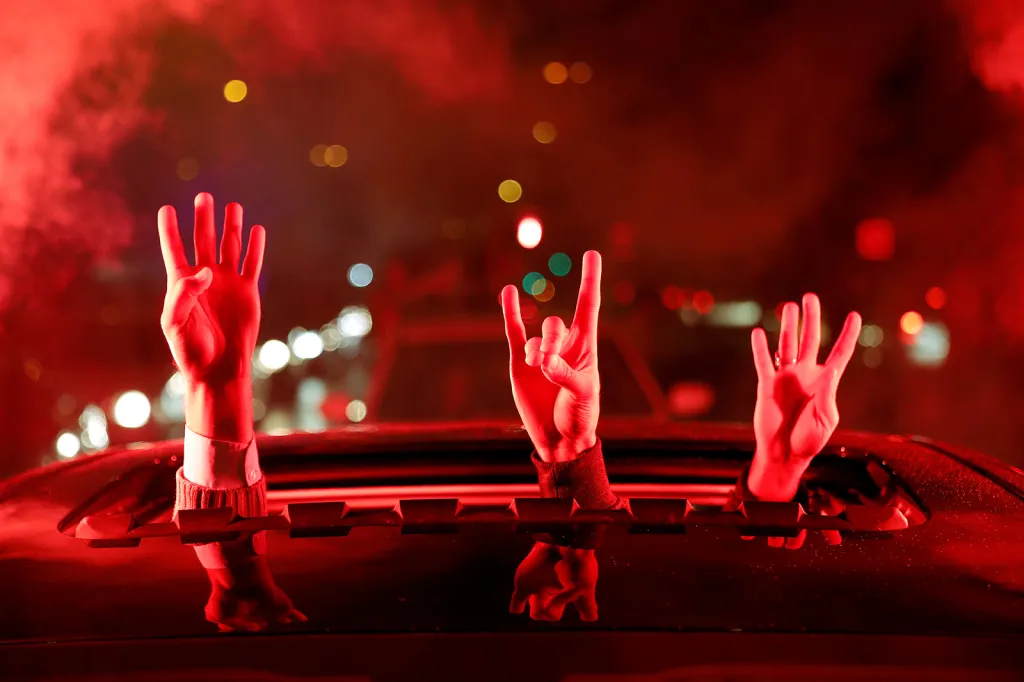 Příznivci vládní Strany spravedlnosti a rozvoje v ulicích Istanbulu v Turecku