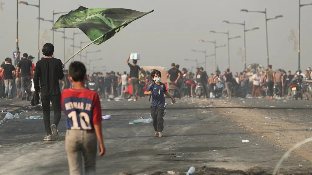 Lidé vyšli do ulic Bagdádu i přes zákaz vycházení