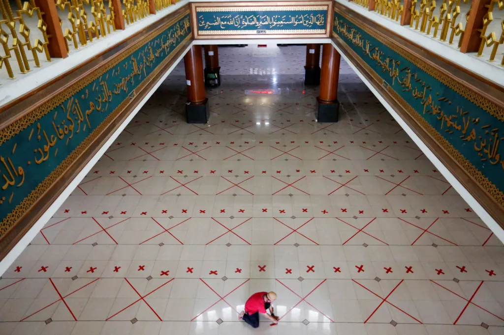 V Bekasi poblíž indonéské Jakarty se na pátečních modlitbách musí dodržovat vzdálenost na šířku dvou modlitebních koberečků