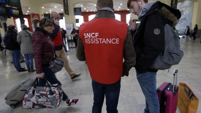Železniční a leteckou dopravu ve Francii ochromila stávka