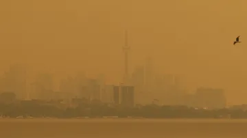 Oblohu v Torontu zahalil dým z rozsáhlých lesních požárů