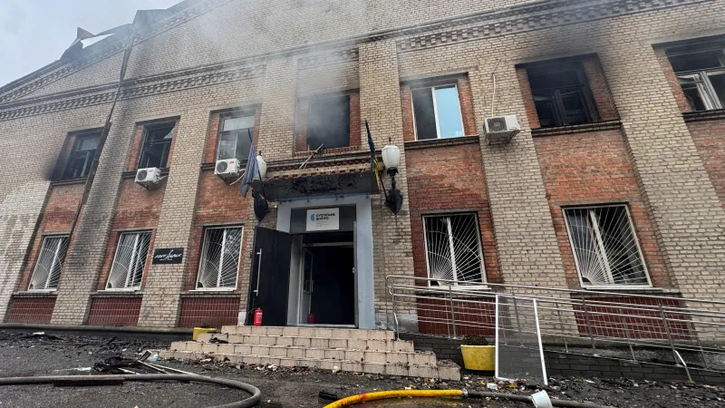 Sídlo redakce veřejnoprávní stanice Suspilne v Dnipru po ruském útoku (18. listopadu 2025)