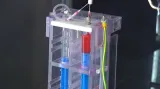 Přístroj na výrobu koaxiálních nanovláken