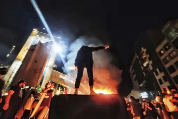 Íránská vláda omezí přístup k internetu. Počet mrtvých při protestech stoupl na 35, uvádějí úřady 