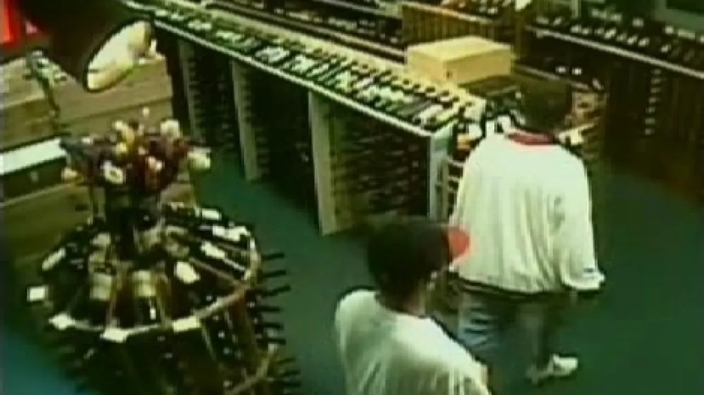 Zloději v obchodě s vínem