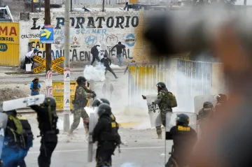 Prezidentka Peru slíbila demonstrantům předčasné volby. Sesazený Castillo tvrdí, že byl unesen