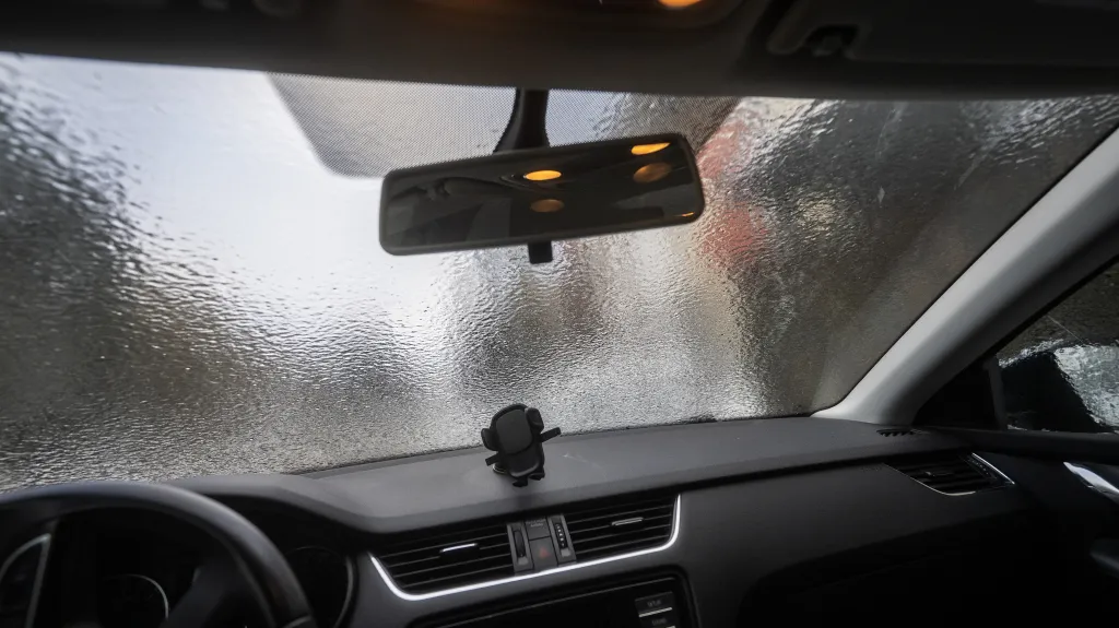 Námraza na čelním skle auta v Praze-Zbraslavi