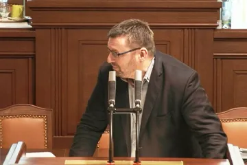 Exposlanci Volný a Bojko musí zaplatit pokutu za nenošení roušek ve sněmovně