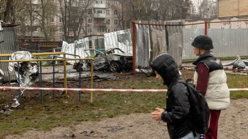 Děti na místě ruského útoku ve Vyšneve v Kyjevské oblasti (3. dubna 2026)