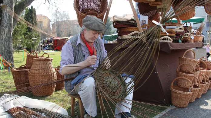 Ukázky tradičních řemesel - pletení košíku