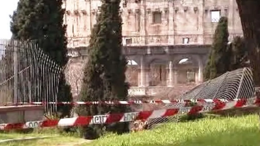 Klenba Zlatého paláce se zřítila