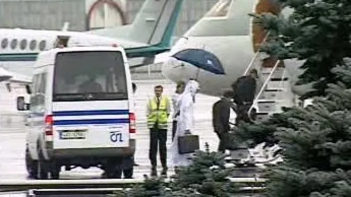 Katarský princ při odletu z České republiky v roce 2005