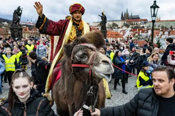 Centrem Prahy prošel Tříkrálový průvod. Ve Vltavě se konala plavba otužilců
