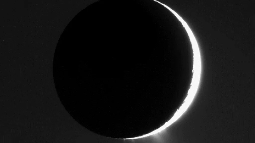 Erupce na Enceladu jsou dobře viditelné