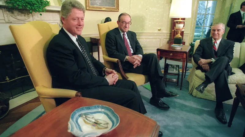 Bill Clinton při ekonomické poradě v Oválném pracovně. Přesně týden po své první inauguraci