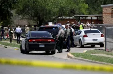 Zastánci zbraní se v Texasu sešli nedlouho po tragické střelbě, odpůrci protestují. Do Uvalde míří Joe Biden