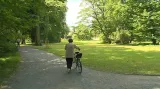 Kola do zahrady nesmí vůbec, i když je cyklista jen vede