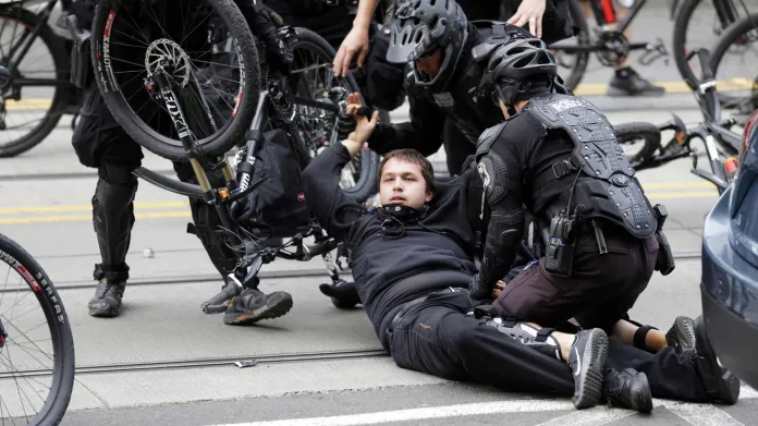 Policejní zásah proti prvomájové demonstraci v Seattlu