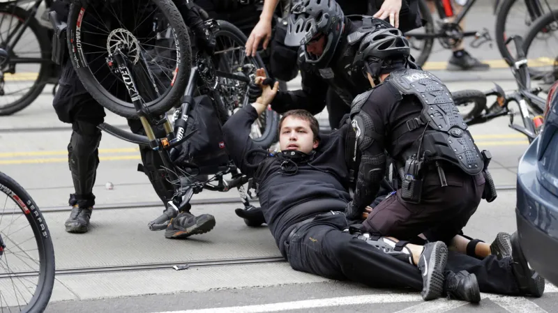 Policejní zásah proti prvomájové demonstraci v Seattlu