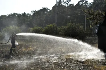 U Bzence hořel les, hasiči vyhlásili nejvyšší stupeň poplachu