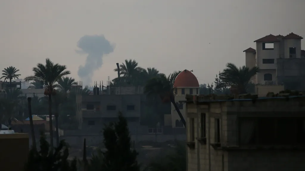 Kouř stoupající z oblasti Gazy po izraelském odvetném útoku