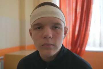 Vyskočil z okna a pomohl zraněným. Ukrajinské Sumy opěvují mladého hrdinu