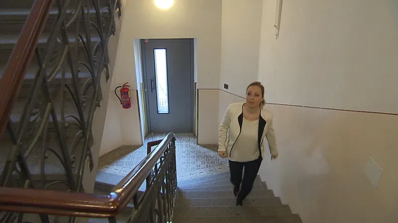 Prodejce z domu nakonec vykázala až policie