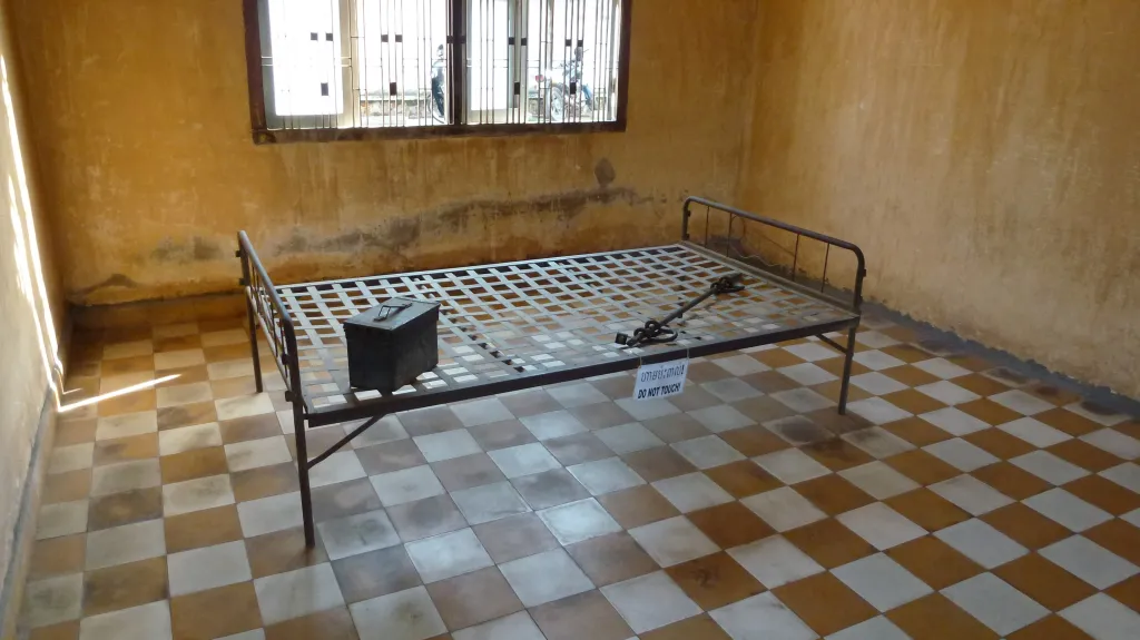 Místnost, kde mučili vězně – na snímku postel, ke které byl dotyčný připoután