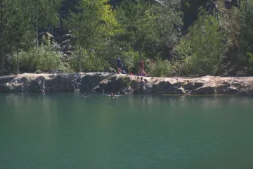 Vstup zakázán. Lomy stále častěji lákají turisty ke koupání