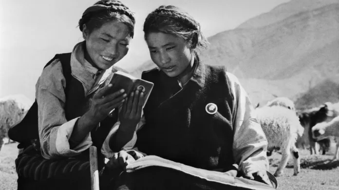 Propagandistický snímek vydaný ČTK v roce 1971. „Vyznavači Mao Ce-tungova učení utvořili lidovou komunu Ťie-pa na náhorní plošině v Tibetu. Na snímku mladé pastevkyně čtou Maovy citáty,“ stojí v popisku