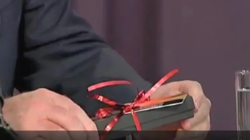 Klaus dostal na návštěvě Austrálie pero