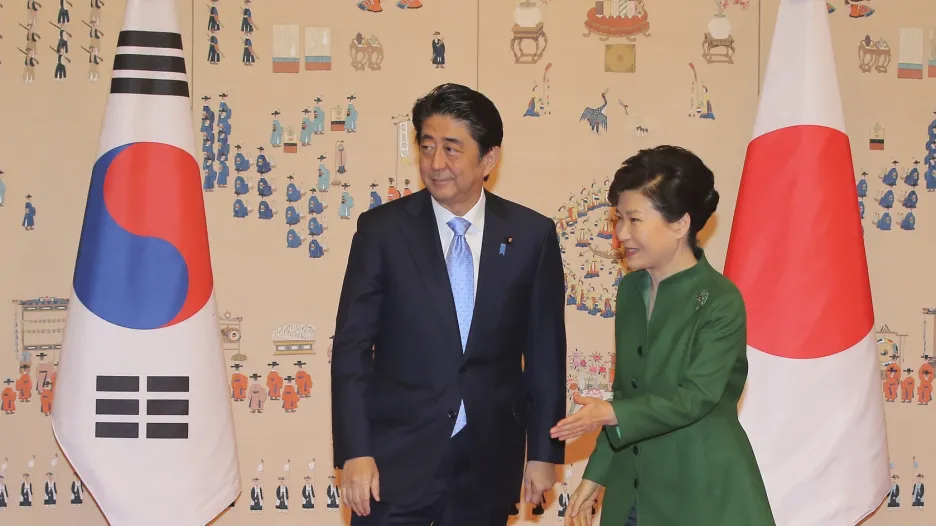 Japonský premiér Šinzó Abe a jihokorejská prezidentka Pak Kun-hje