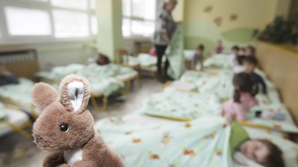 Děti se ukládají ke spánku v mateřské škole