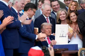 Trump podepsal návrh klíčového zákona o daních a výdajích