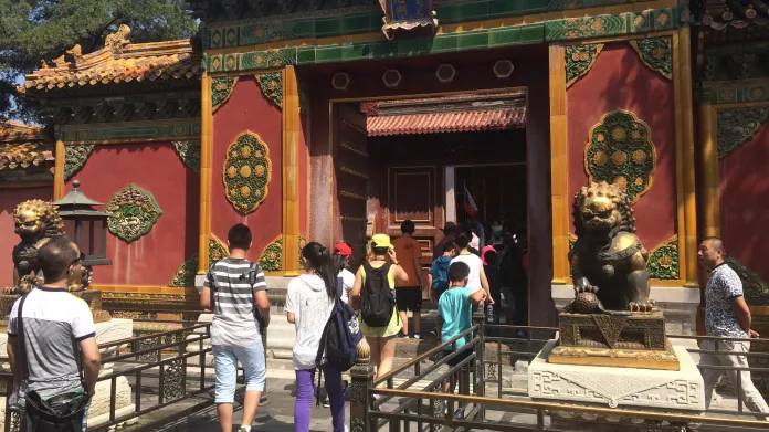 Návštěvníci přicházejí s prosbami do chrámu