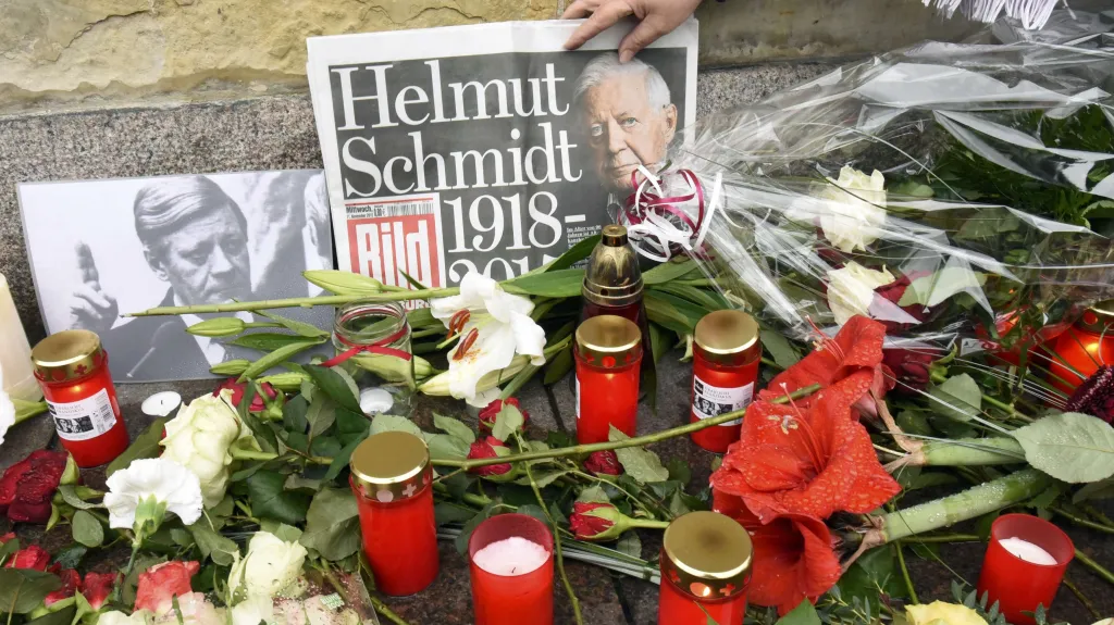 Uctění památky Helmuta Schmidta