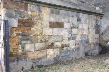 Graffiti z pilíře Karlova mostu přes noc zmizelo. Technická správa komunikací ale neví, kdo to udělal