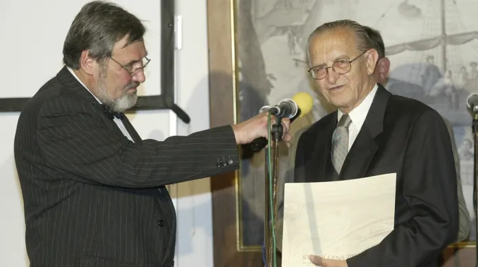 Dušan Zbavitel (vpravo) přebírá Státní cenu za překladatelské dílo 2004