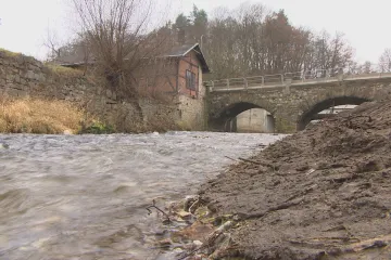 U Českého Krumlova chybí ochrana proti povodním, místní si pomáhají sami