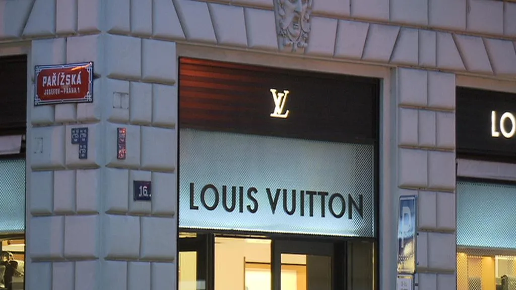 Obchod Louis Vuitton v Pařížské ulici