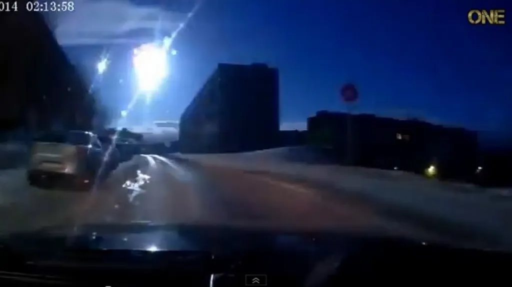Lidé v Murmansku pozorovali ohnivou kouli na obloze