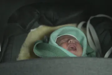 Rodiče z ciziny si pro ukrajinské děti náhradních matek musí přijet do krytu na kraji Kyjeva