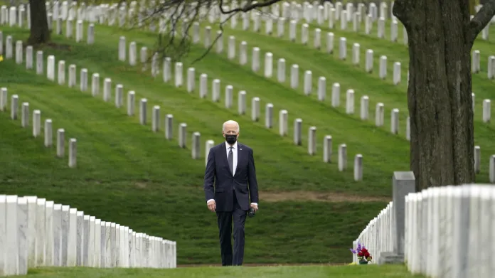 Americký prezident Joe Biden kráčí mezi hroby vojáků na Arlingtonském hřbitově ve Washingtonu
