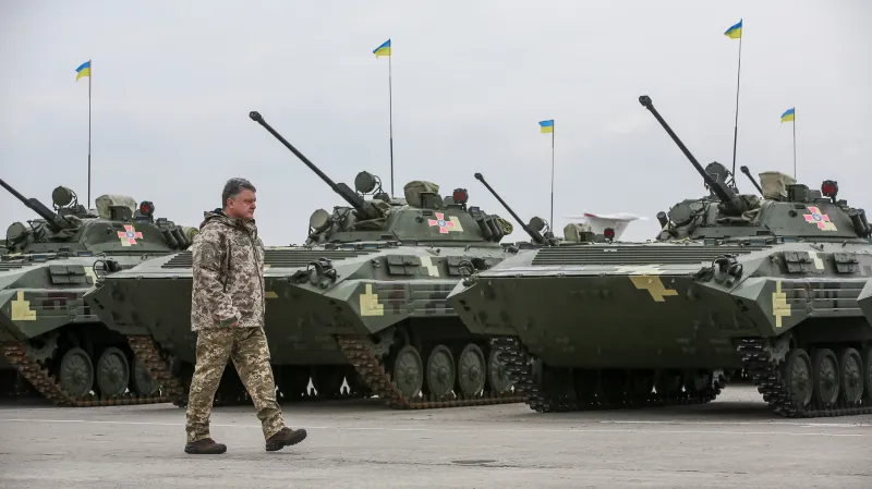 Petro Porošenko během vojenské ceremonie