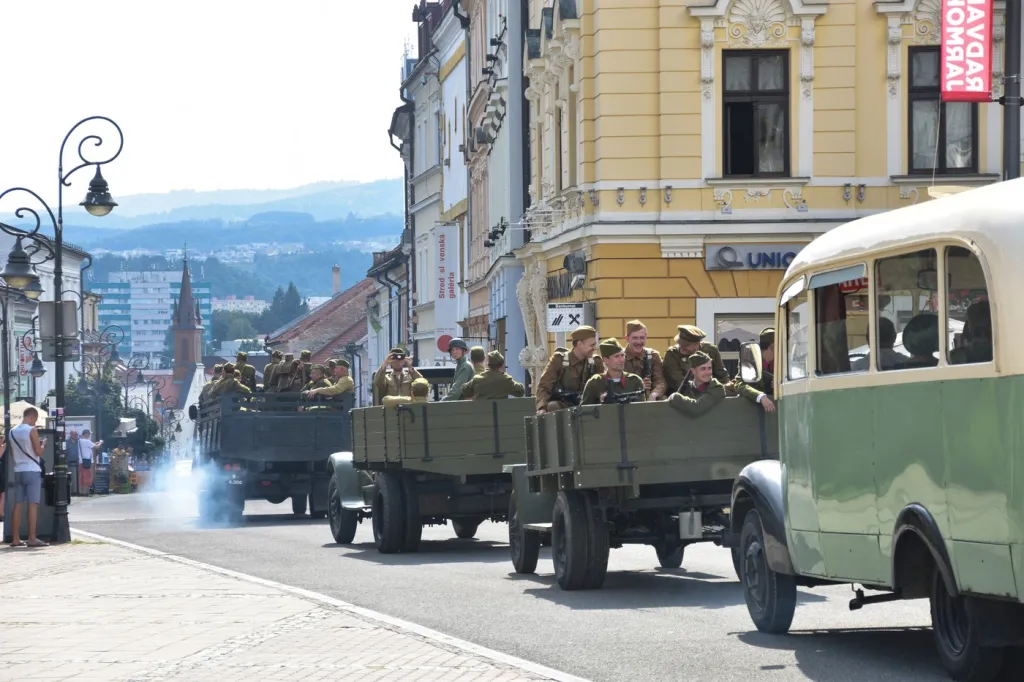 Kolona historických vozidel v ulicích Banské Bystrice